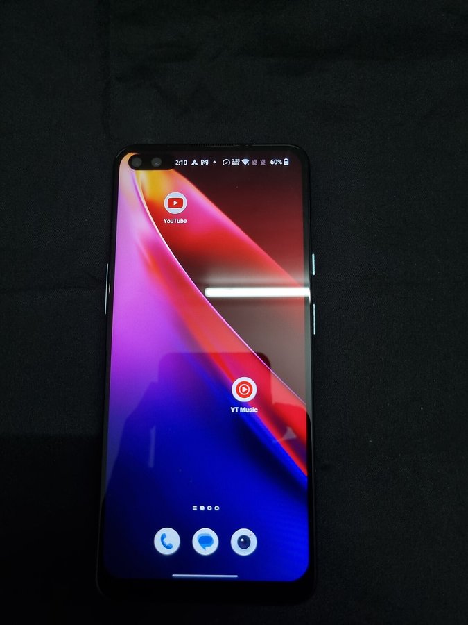 Celular Android encendido mostrando la pantalla de inicio con iconos de aplicaciones