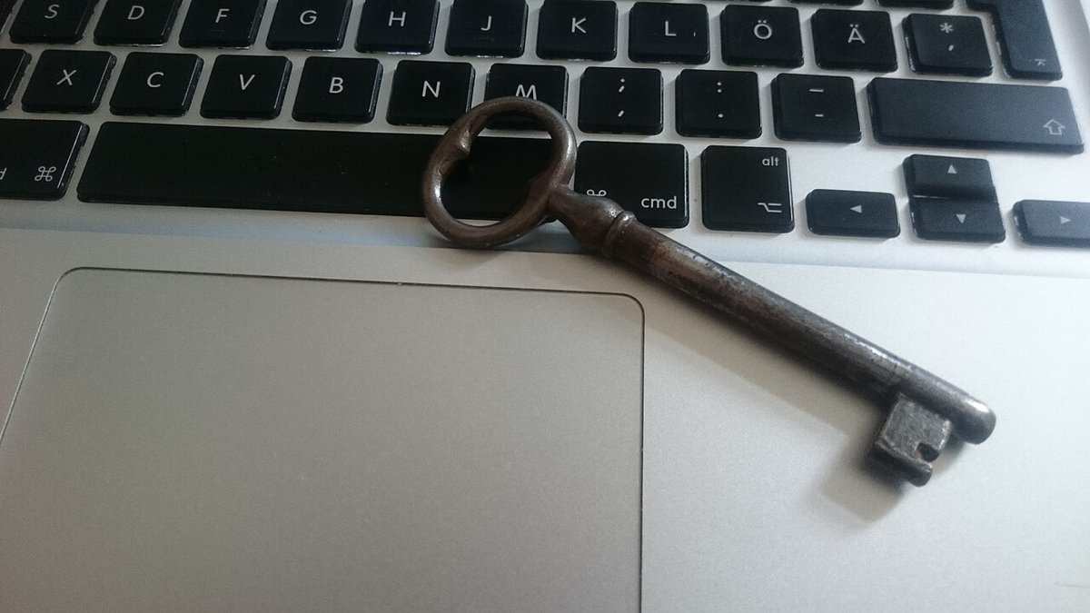 Llave antigua sobre el teclado de un portátil, símbolo de la seguridad de las contraseñas