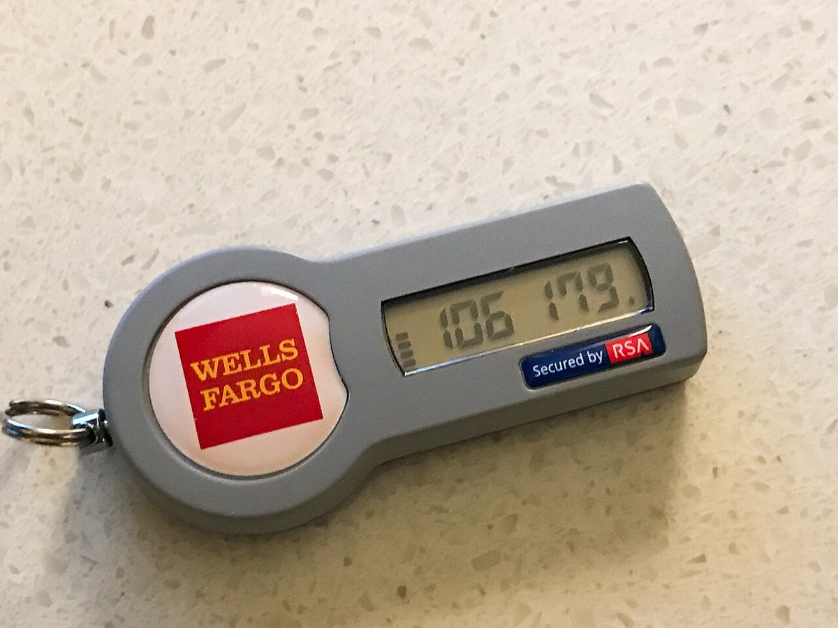 Token físico que muestra un código de seis dígitos para la verificación en dos pasos