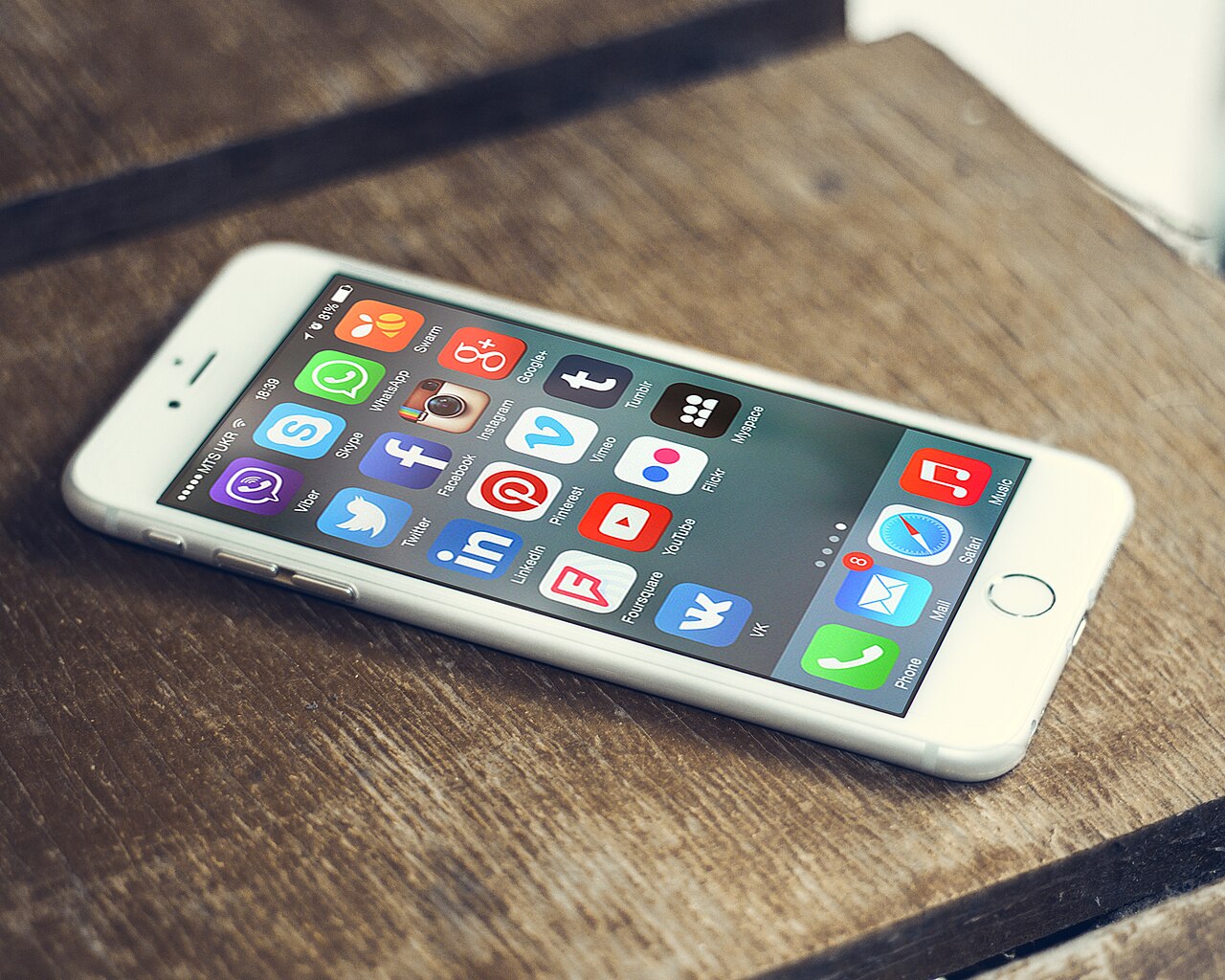 Íconos de aplicaciones de redes sociales en la pantalla de un celular