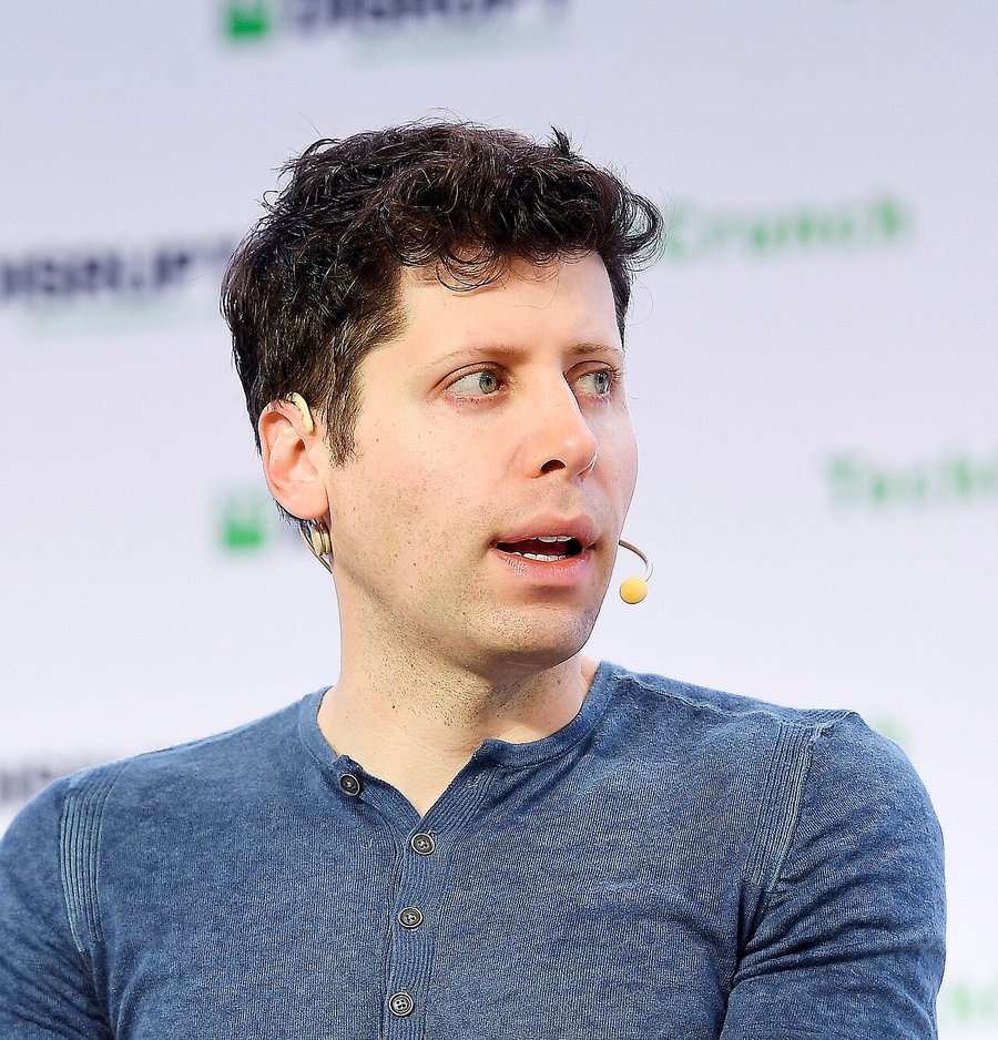 Sam Altman, director ejecutivo de OpenAI, hablando en un evento de tecnología