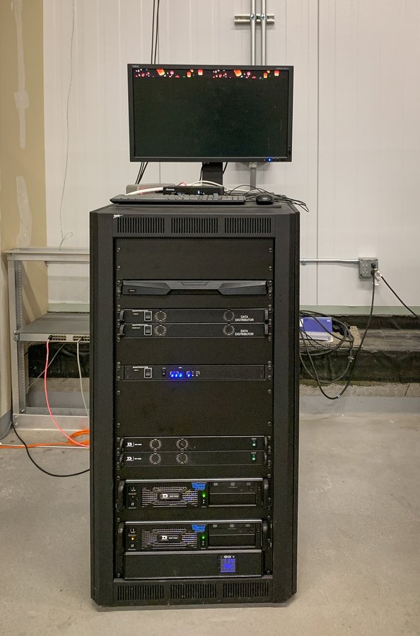 Rack de servidores con equipos de red y almacenamiento