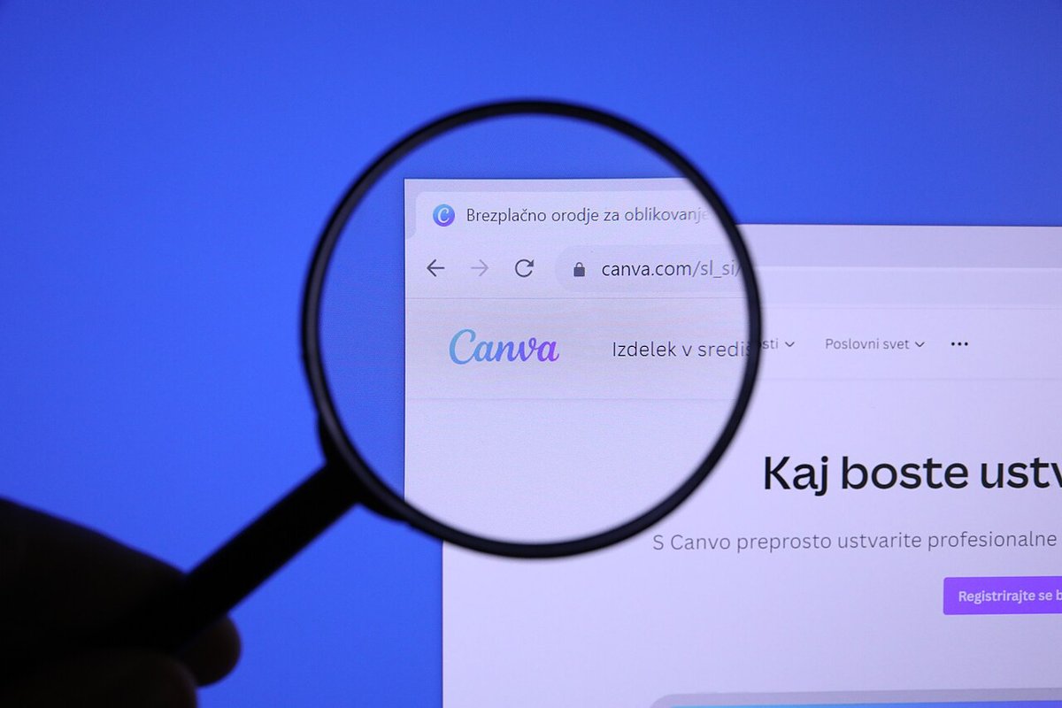 Lupa sobre el logotipo de Canva en la página web de la plataforma