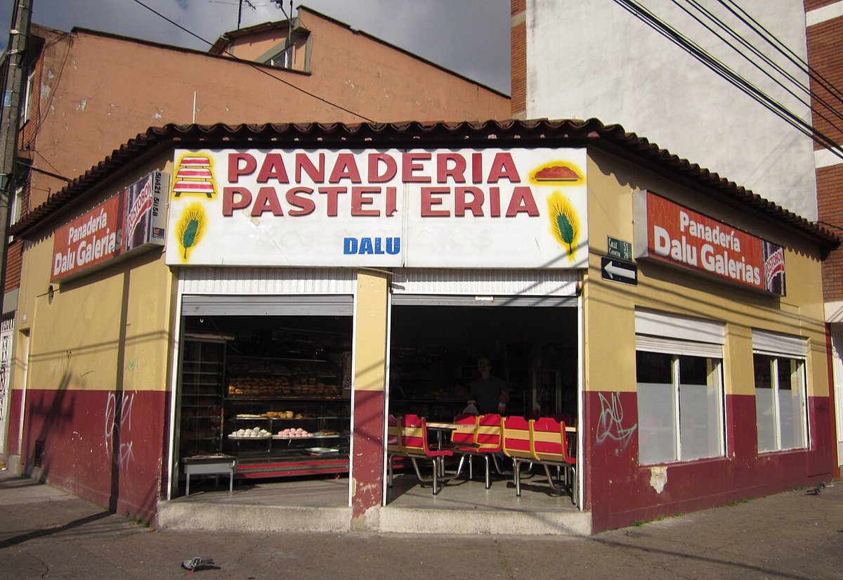 Fachada de una panadería de barrio en Bogotá, Colombia, con su letrero visible