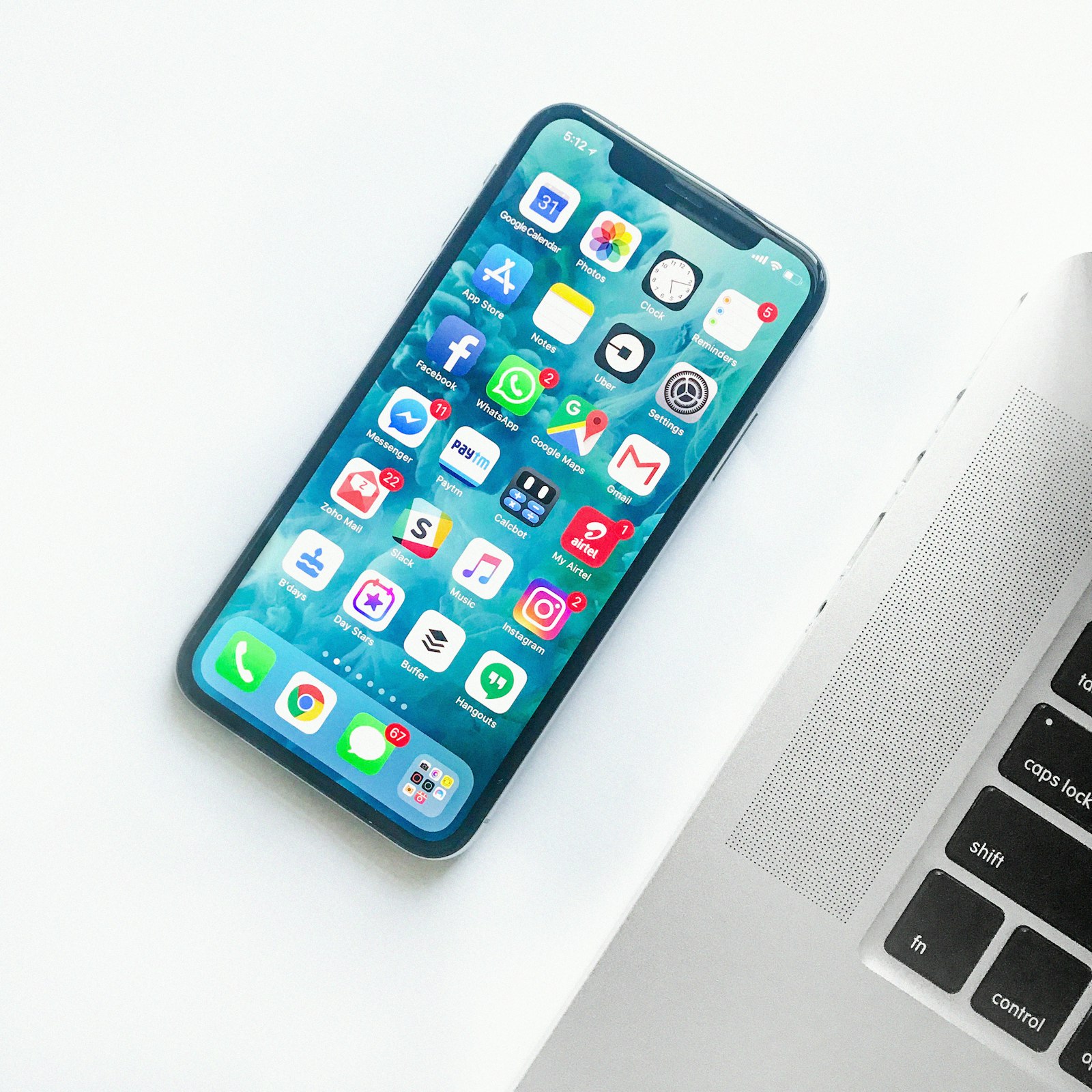 Smartphone y laptop sobre un escritorio de trabajo