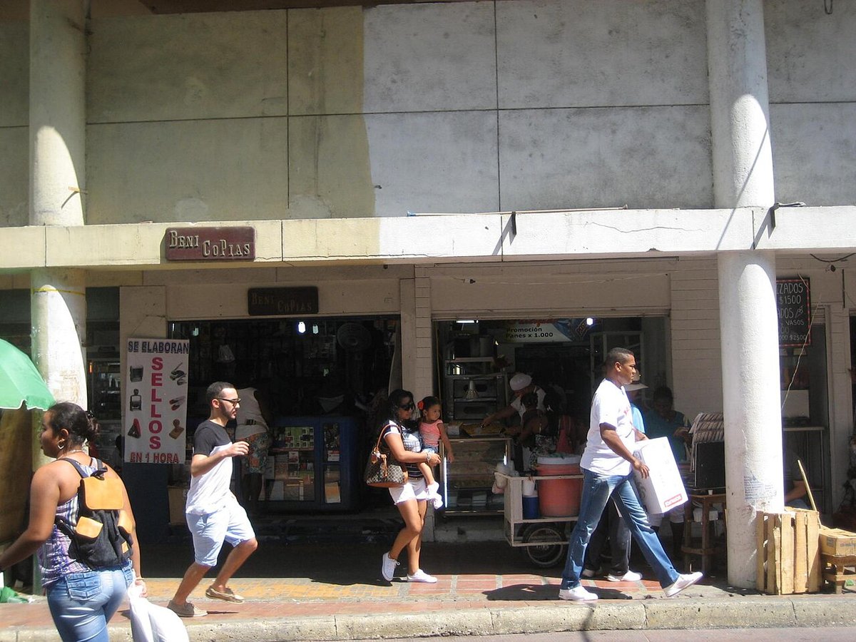 Pequeñas tiendas de barrio en el sector de La Matuna, en Cartagena, Colombia