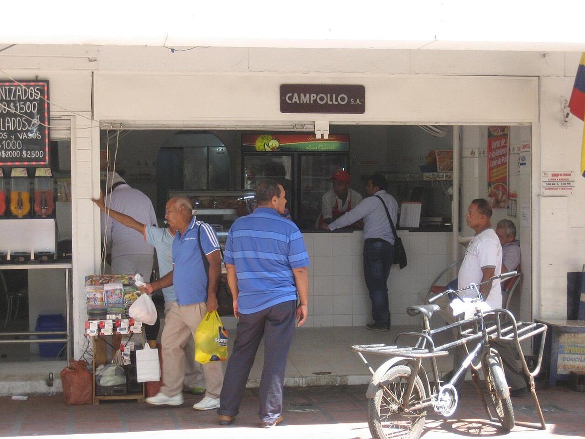 Pequeña tienda de barrio en Cartagena, Colombia, con clientes en la entrada